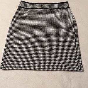 Covington Essentials skirt. Weave houndstooth pattern with side Zipper.